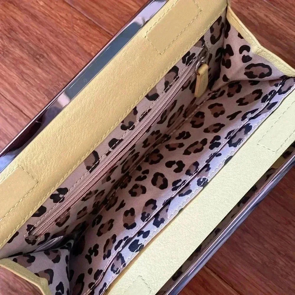 Leather clutch - yellow - magnetic closure - lots of storage - great condition - Picture 5 of 10